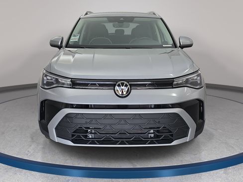 Used 2025 Volkswagen Taos SE image 2