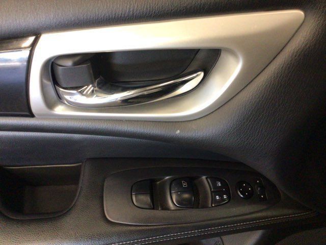 Used 2020 Nissan Pathfinder S AWD/4WD image 23