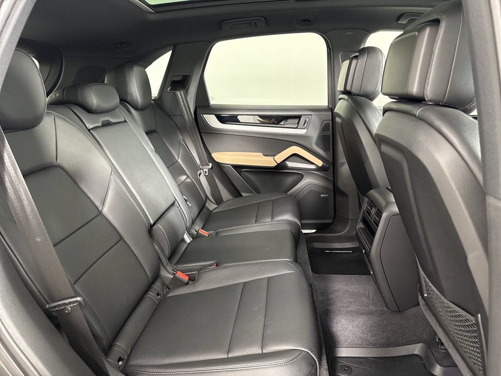 Certified 2024 Porsche Cayenne AWD/4WD image 22