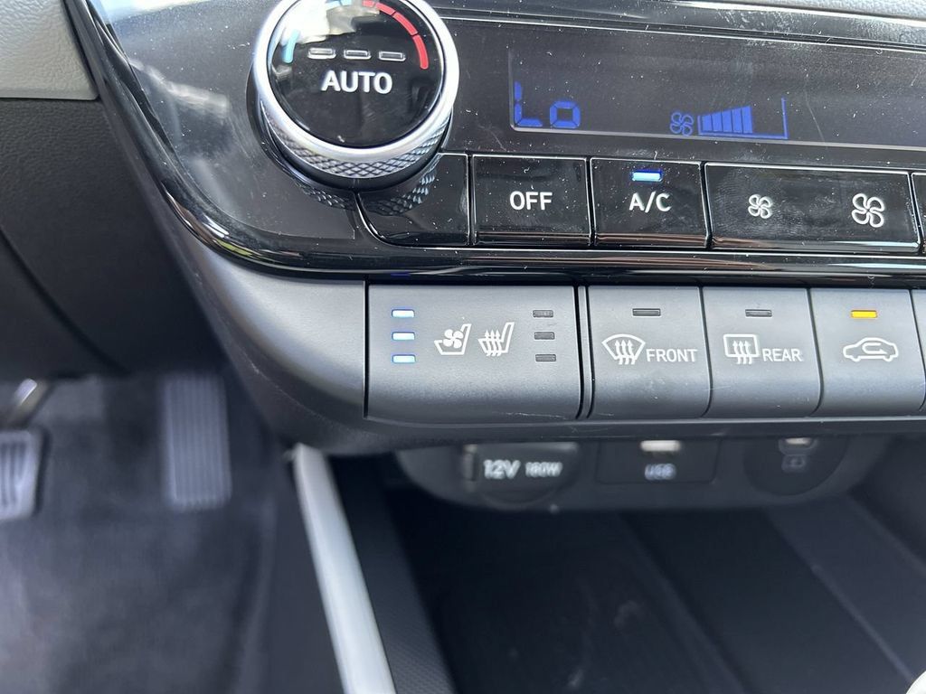New 2025 Hyundai Elantra Limited FWD image 8