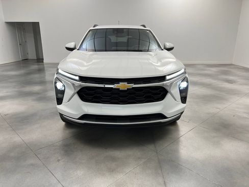 Used 2025 Chevrolet Trax LT FWD image 3