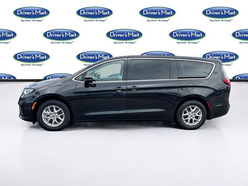 Used 2023 Chrysler Pacifica Touring-L FWD image 4
