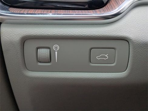 Used 2020 Volvo V60 T5 Momentum image 23