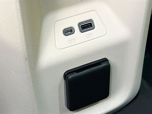 Used 2022 Buick Envision Avenir w/ Technology Package II image 25