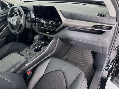 Used 2025 Toyota Highlander XLE image 17
