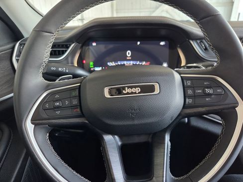 Used 2023 Jeep Grand Cherokee L Limited AWD/4WD image 8