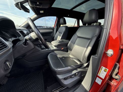 Used 2020 Volkswagen Atlas Cross Sport SE w/ Panoramic Sunroof Package image 12