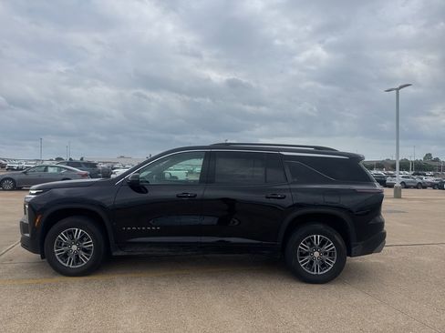 Used 2025 Chevrolet Traverse LT image 12