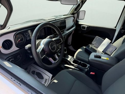 Used 2025 Jeep Wrangler Unlimited Sahara AWD/4WD image 14