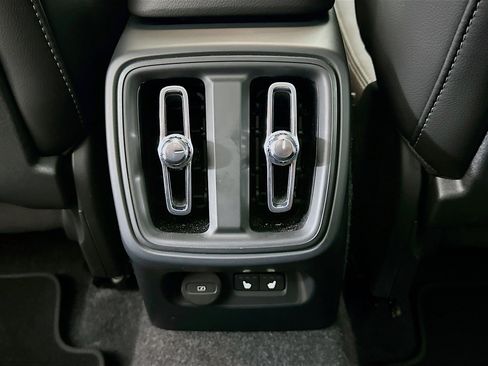 Used 2025 Volvo XC40 B5 Core image 29
