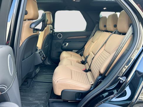 New 2025 Land Rover Discovery Dynamic SE image 17