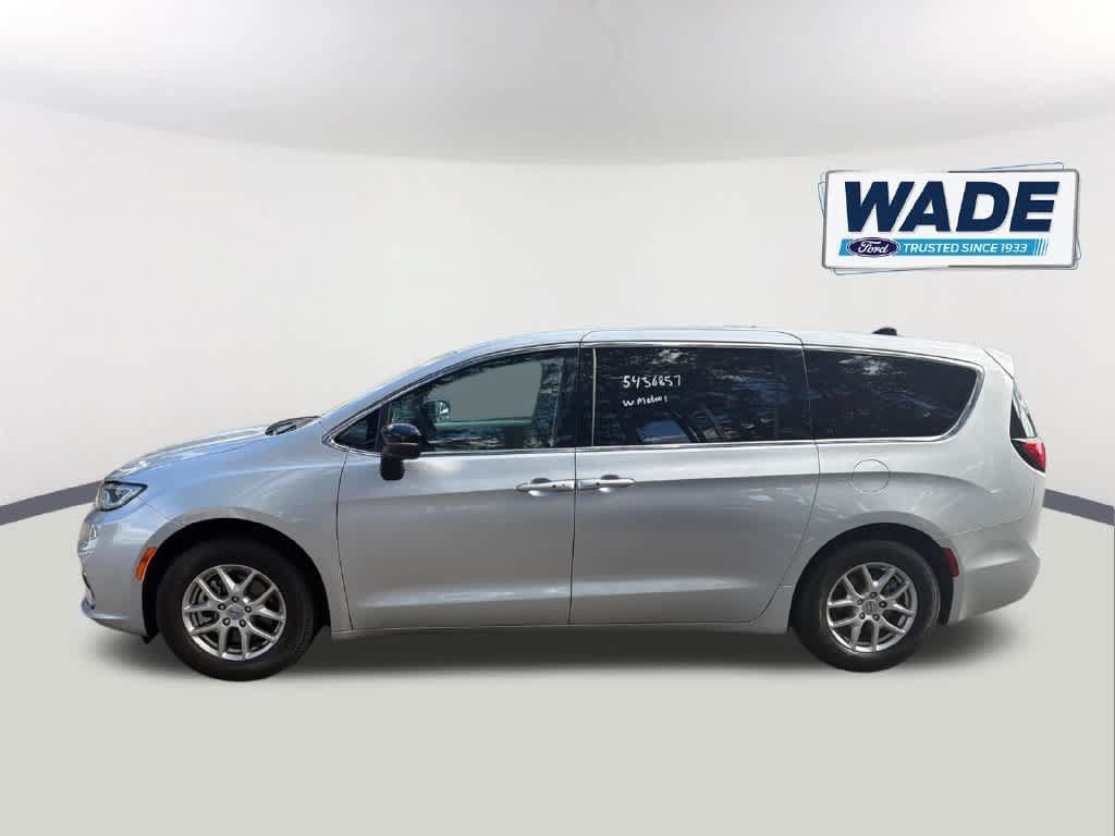 Used 2024 Chrysler Pacifica Touring-L FWD image 7