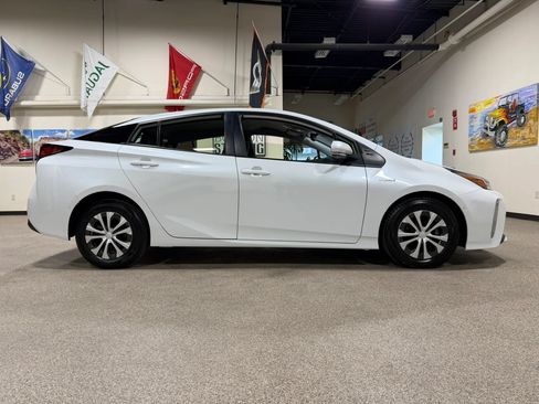 Used 2022 Toyota Prius XLE AWD/4WD image 4
