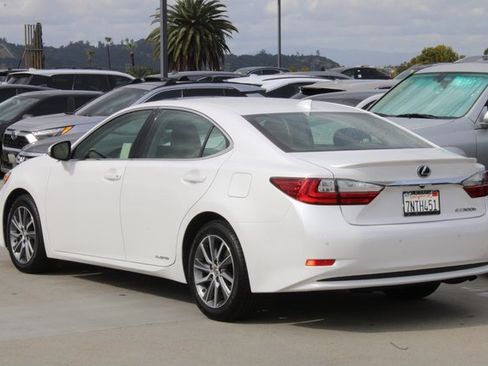 Used 2016 Lexus ES 300h w/ Navigation System Package image 19