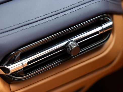 Used 2024 Aston Martin DB12 Convertible image 30