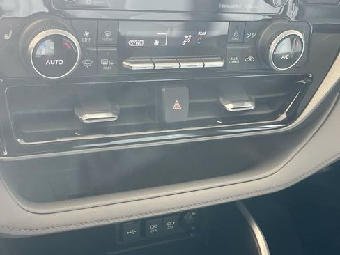 Used 2021 Toyota Highlander XLE AWD/4WD image 19
