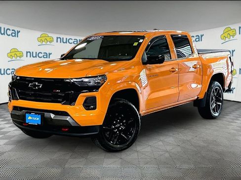 Used 2025 Chevrolet Colorado Z71 w/ Technology Package AWD/4WD image 3