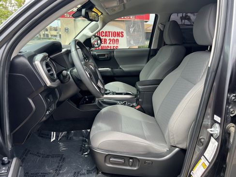 Used 2022 Toyota Tacoma SR5 RWD image 17