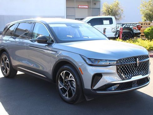 Certified 2025 Lincoln Nautilus Premier AWD/4WD image 8