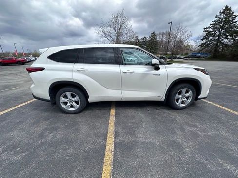 Used 2020 Toyota Highlander LE image 2