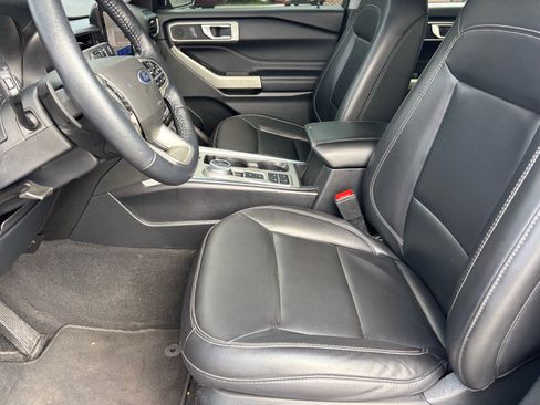Used 2021 Ford Explorer XLT w/ Equipment Group 202A RWD image 8