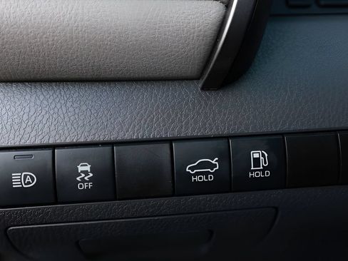 Used 2020 Toyota Camry SE w/ Convenience Package FWD image 30