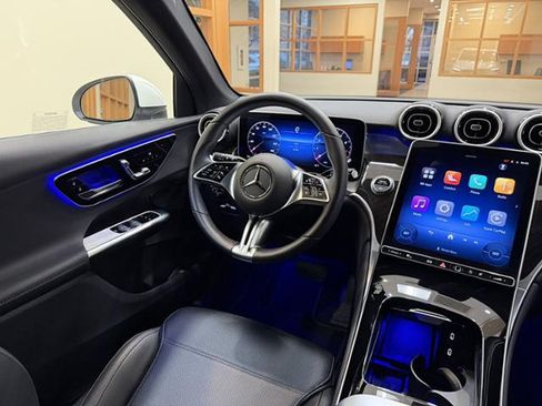 Used 2025 Mercedes-Benz GLC 300 image 9