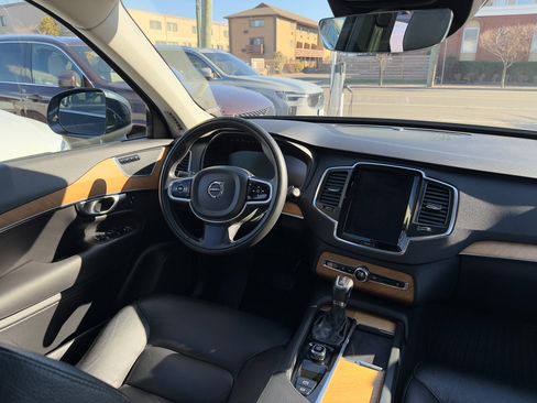 Certified 2022 Volvo XC90 T6 Momentum w/ Climate Package image 19