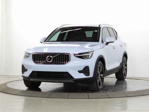 Certified 2025 Volvo XC40 B5 Core image 3