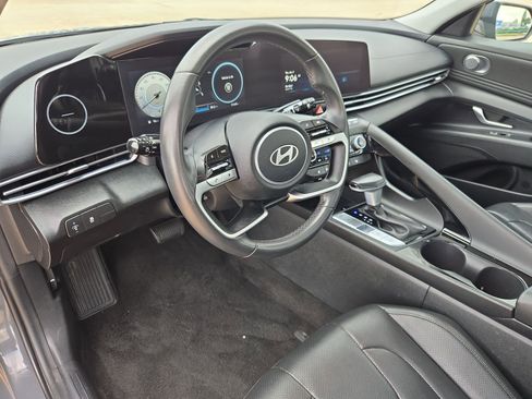 Used 2025 Hyundai Elantra Limited FWD image 13