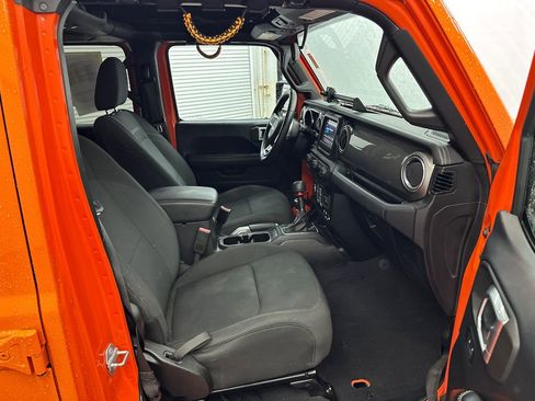 Used 2018 Jeep Wrangler Unlimited Sahara AWD/4WD image 13