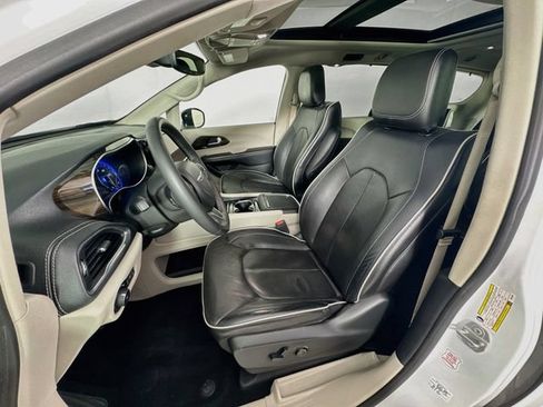 Used 2023 Chrysler Pacifica Limited FWD image 25