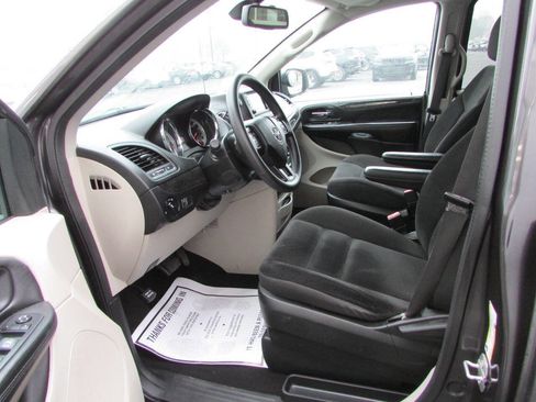 Used 2018 Dodge Grand Caravan SE w/ UConnect Hands-Free Group image 6