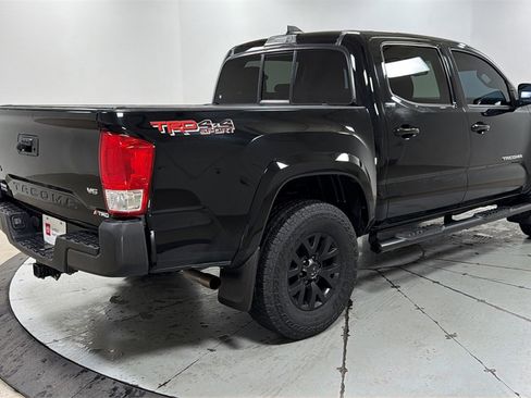 Certified 2017 Toyota Tacoma SR5 image 5