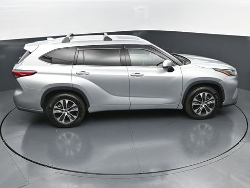 Used 2021 Toyota Highlander XLE FWD image 33