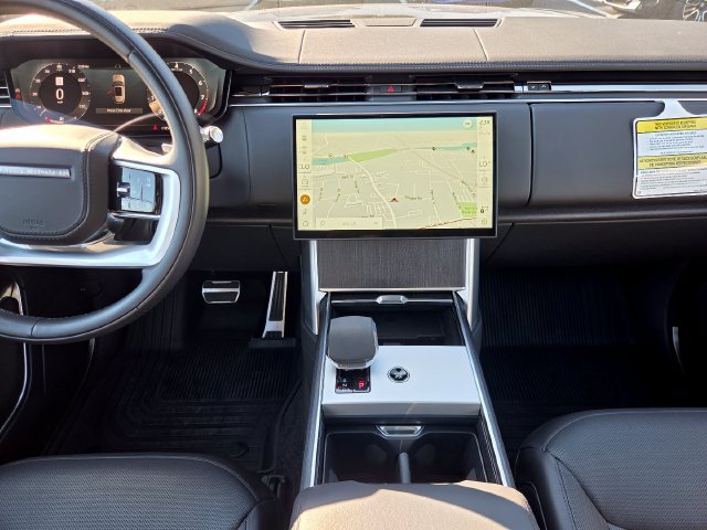 Used 2025 Land Rover Range Rover SE AWD/4WD image 15