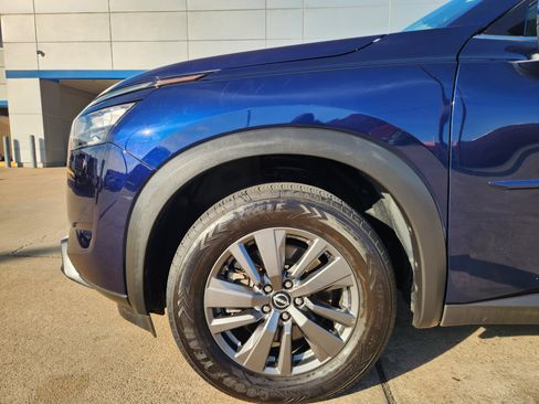 Used 2022 Nissan Pathfinder SV image 9