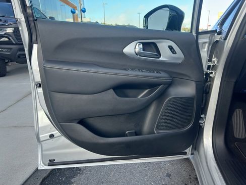 New 2026 Chrysler Pacifica Limited image 10