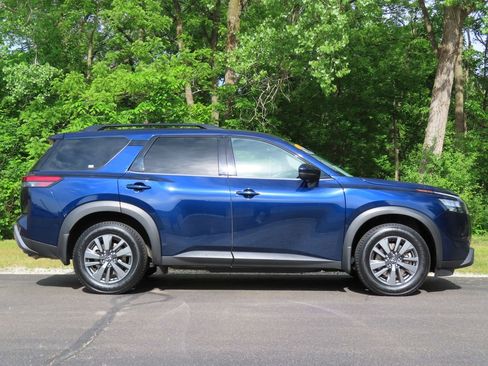 Used 2024 Nissan Pathfinder SV AWD/4WD image 2