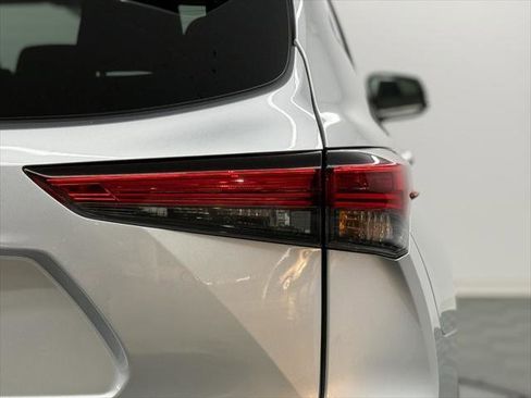 Certified 2023 Toyota Highlander L image 7