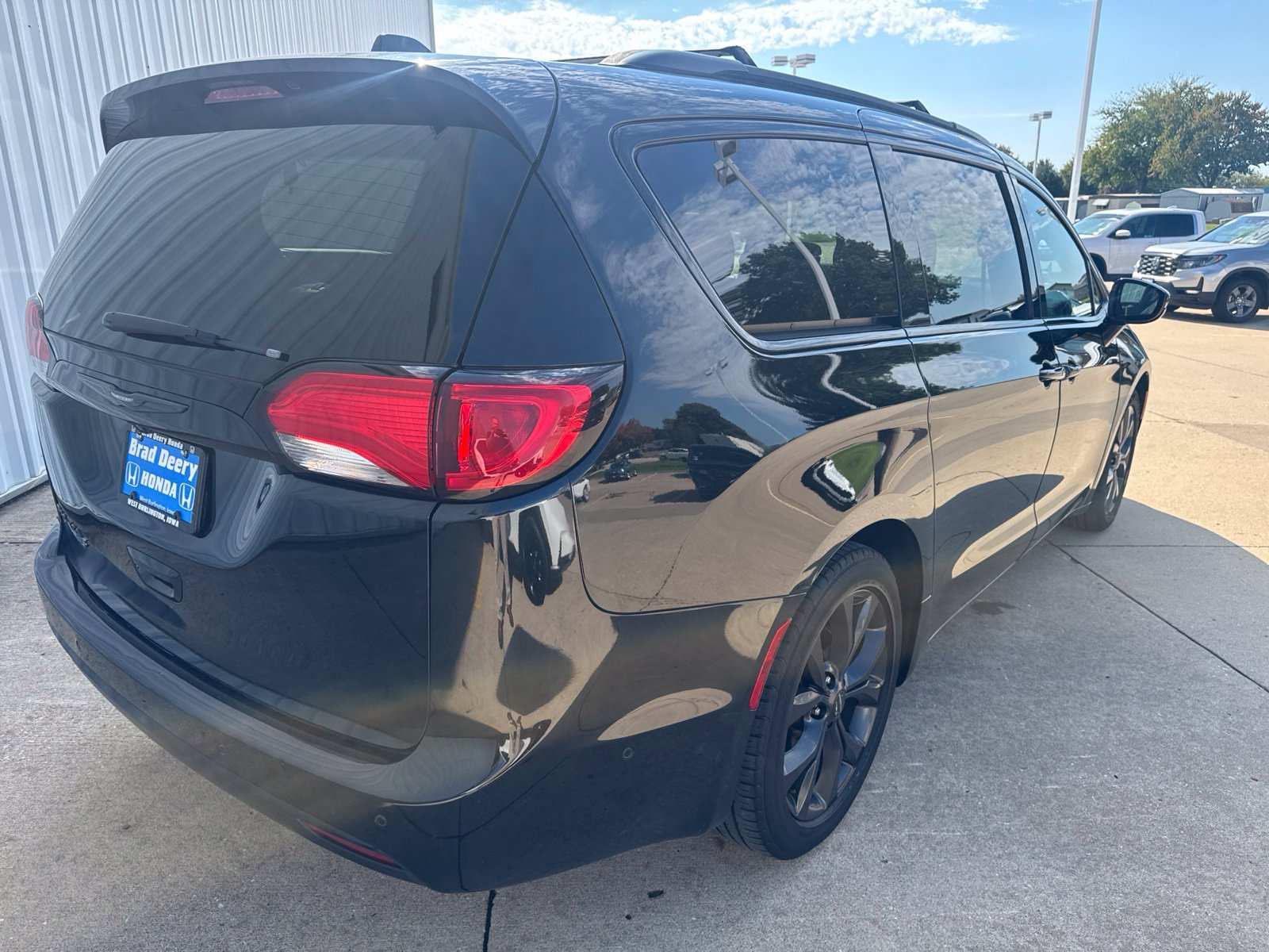 Used 2019 Chrysler Pacifica Touring Plus w/ Advanced Safetytec Group FWD image 8