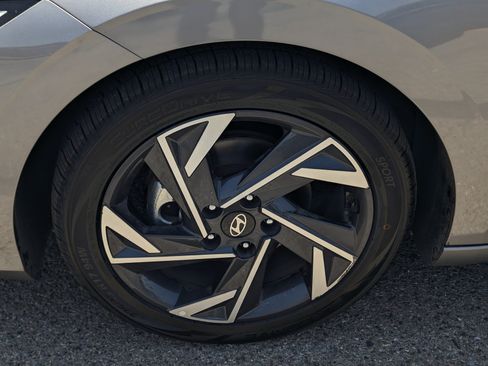Used 2024 Hyundai Elantra Limited FWD image 7