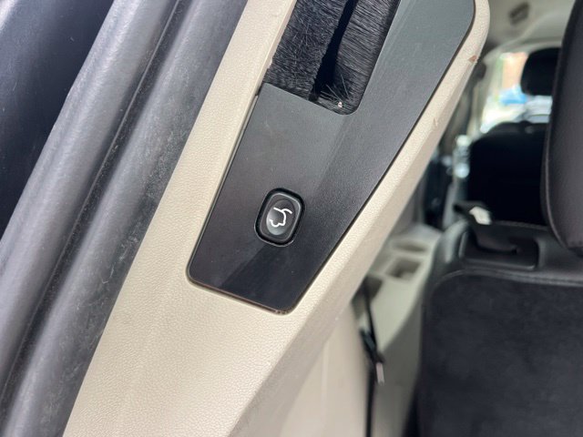 Used 2016 Chrysler Town & Country Touring-L w/ Driver Convenience Group FWD image 16