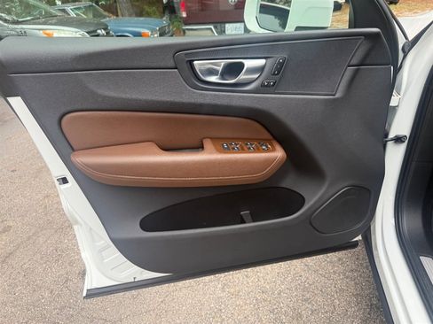 Used 2021 Volvo XC60 T5 Momentum w/ Premium Package AWD/4WD image 13