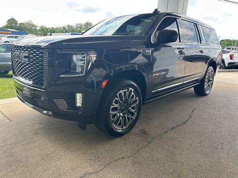 Used 2023 GMC Yukon XL Denali Ultimate AWD/4WD image 4