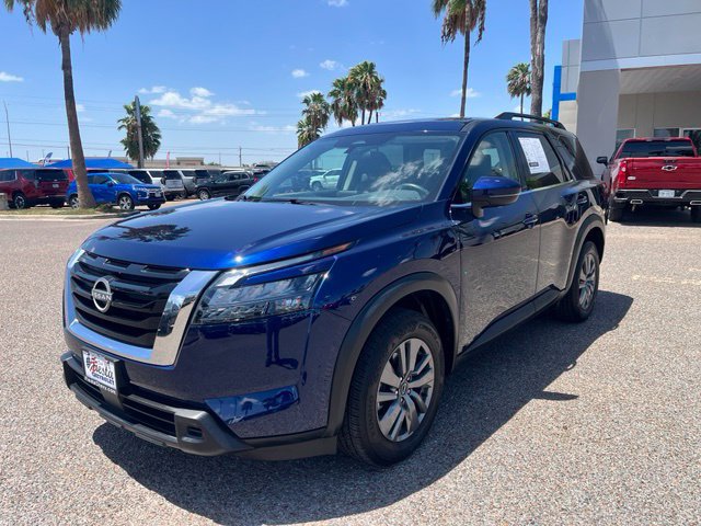 Used 2025 Nissan Pathfinder SV FWD image 3
