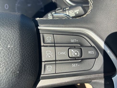 Used 2023 Jeep Grand Cherokee L Limited w/ Luxury Tech Group II image 26