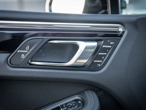Used 2023 Porsche Macan Turbo image 40