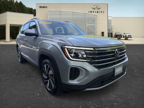Used 2025 Volkswagen Atlas SE FWD image 3