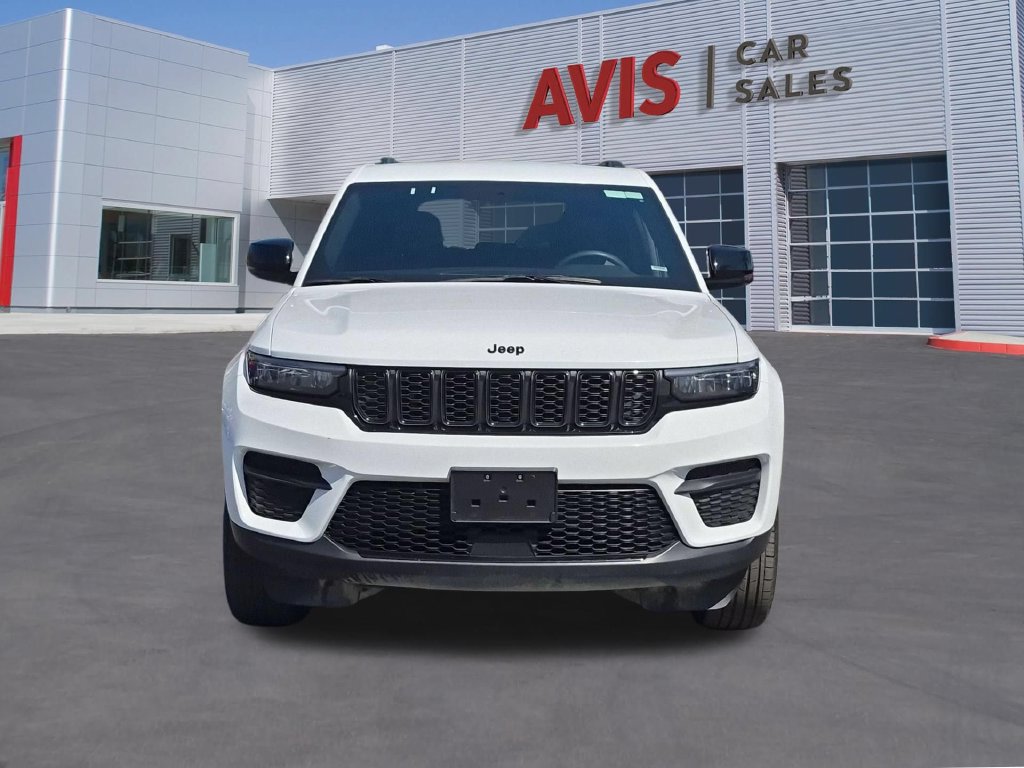 Used 2025 Jeep Grand Cherokee Altitude AWD/4WD image 2